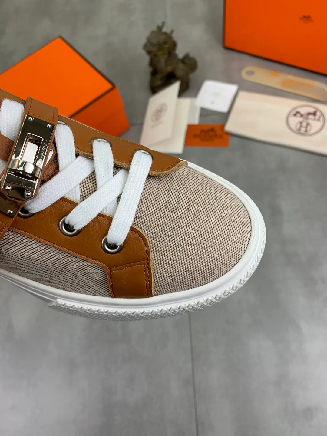 Men's men's shoes 💰P640 New Hermes top version Hermès classic couple style #𝐊𝐞𝐥𝐥𝐲 buckle casual white shoes skateboard shoes that will not conflict with shoes at all. Full of unknowns, Hermès rarely produces flat casual shoes and they are paired with classic palladium-plated Kelly shoe buckles! You'll fall in love with it at first sight. It's super versatile and can be worn with any skirt or pants. 🉑️Close your eyes and wear it. It's super noble. Fabric: Specific cowhide/canvas material. Lining: Sheepskin lining. Outsole: Original molded TPU outsole. Size: 35-45.